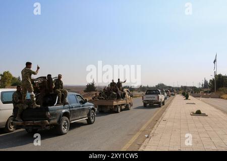 Tal Abyad, Syrien. 22. Oktober 2019. Kämpfer der Oppositionsgruppe der syrischen Nationalarmee bereiten sich darauf vor, Gebiete zu übernehmen, die von den kurdischen Truppen um die syrische Grenzstadt Tal Abyad abgezogen wurden. Die Operation ist Teil einer kürzlich von der türkischen Armee mit Unterstützung der von der Türkei unterstützten syrischen Nationalarmee gegen die Demokratischen Kräfte Syriens (SDF) und die Volksschutzeinheit (YPG) im Osten des Euphrats in Nordsyrien durchgeführten Militäroffensive. Die laufende Operation Friedensfrühling wurde von der Türkei am 9. Oktober mit dem erklärten Ziel gestartet, die YPG von den Türken zu drängen Stockfoto