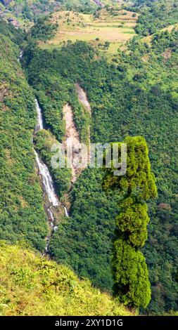 Der Wah Bano Wasserfall ist ein atemberaubendes Naturwunder in Sohra, Meghalaya. Umgeben von üppigem Grün stürzt der Wasserfall aus einer Höhe. Stockfoto