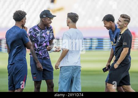 Nico Williams vom Athletic Club de Bilbao spricht mit Lamine Yamal, Fermin Lopez, Pablo Martin Gavira &#39;Gaviâ und Alejandro Balde vom FC Barcelona vor dem Fußballspiel der spanischen Meisterschaft La Liga zwischen dem FC Barcelona und dem Athletic Club de Bilbao am 24. August 2024 im Estadio Olimpico de Montjuic in Barcelona, Spanien Stockfoto