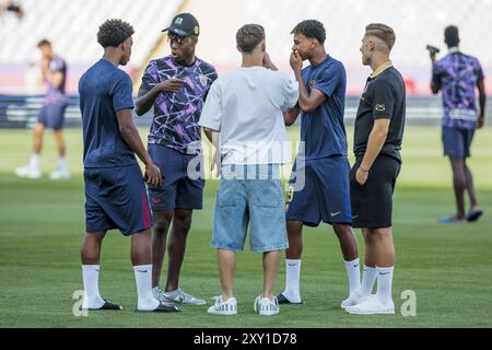 Nico Williams vom Athletic Club de Bilbao spricht mit Lamine Yamal, Fermin Lopez, Pablo Martin Gavira &#39;Gaviâ und Alejandro Balde vom FC Barcelona vor dem Fußballspiel der spanischen Meisterschaft La Liga zwischen dem FC Barcelona und dem Athletic Club de Bilbao am 24. August 2024 im Estadio Olimpico de Montjuic in Barcelona, Spanien Stockfoto