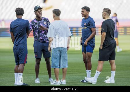 Nico Williams vom Athletic Club de Bilbao spricht mit Lamine Yamal, Fermin Lopez, Pablo Martin Gavira &#39;Gaviâ und Alejandro Balde vom FC Barcelona vor dem Fußballspiel der spanischen Meisterschaft La Liga zwischen dem FC Barcelona und dem Athletic Club de Bilbao am 24. August 2024 im Estadio Olimpico de Montjuic in Barcelona, Spanien Stockfoto