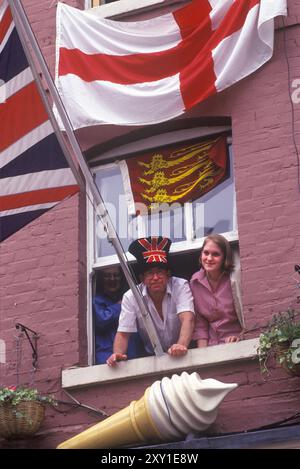 Nun, Wishers tragen einen lustigen Union Jack Hut, königliche Hochzeit von Prinz Edward Sophie Rhys Jones Windsor Berkshire 19. Juni 1999 1990, UK Windsor Castle HOMER SYKES Stockfoto