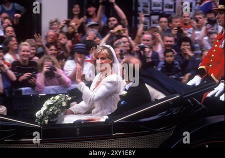 Königliche Hochzeit 1999 Prince Edward Sophie Rhys Jones. Gräfin von Wessex Earl of Wessex Windsor offener Laufwagen Verzicht auf die Menge der Zuschauer Zuschauer nach ihrer Heirat 1990 s UK HOMER SYKES Stockfoto