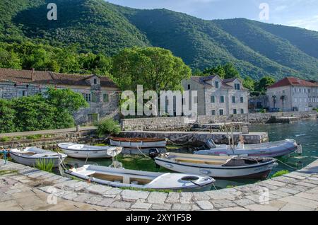 Stoliv Dorf an der Kotor Bucht mit traditionellen Steinhäusern, Kirche und kleinem Hafen Stockfoto