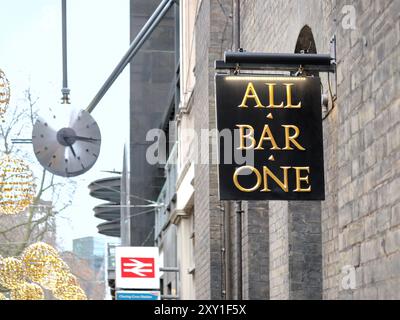 All Bar One, eine Kette, die aus 56 Bars im Vereinigten Königreich besteht und von Mitchells and Butlers plc betrieben wird Stockfoto