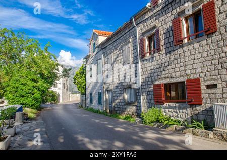 Traditionelle Steinhäuser an der Hauptstraße des Dorfes Stoliv, Kotor Bay, Montenegro Stockfoto