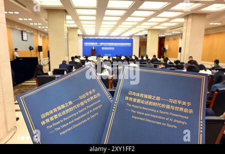 (240827) -- PEKING, 27. August 2024 (Xinhua) -- dieses Foto zeigt den Bericht, der vom Xinhua Institute, einem High-End Think Tank der Xinhua Nachrichtenagentur, in Peking, Hauptstadt Chinas, veröffentlicht wurde, 27. August 2024. Ein Think Tank-Bericht mit dem Titel „The Road to Being a Sports Powerhouse – the Value and Inspiration of Xi Jinping's Important Discourses on Sports“ wurde hier am Dienstag veröffentlicht. Der Bericht wurde vom Xinhua Institute, einem High-End-Think Tank der Xinhua Nachrichtenagentur, verfasst und ist in vier Abschnitte gegliedert. Es erklärt umfassend die Kernkonzepte von Xis wichtigen Diskursen über Sport und gibt einen Überblick über die Errungenschaften Stockfoto