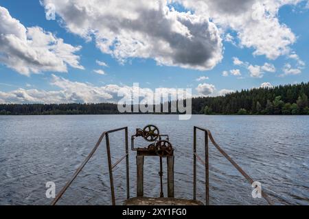 Altes Wassertor am Teich während des Sommertages Stockfoto