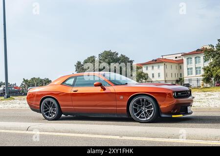 Gulfport, MS - 05. Oktober 2023: Weitwinkel-Seitenansicht eines Dodge Challenger RT Coupés aus dem Jahr 2023 auf einer lokalen Autoshow. Stockfoto