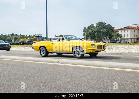 Gulfport, MS - 05. Oktober 2023: Weitwinkelansicht eines Pontiac GTO Cabriolets aus dem Jahr 1971 auf einer lokalen Autoshow. Stockfoto