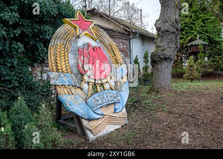 Nus, Serbien - 2. März 2024. Emblem Jugoslawiens, SFRJ (Sozialistische Bundesrepublik Jugoslawien) Wappenmodell, in einer botanica abgelegt Stockfoto