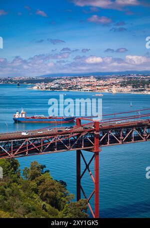 25. April Brücke, Tejo Brücke, Ponte 25 de Abril, Straßen- und Eisenbahnbrücke über den Tejo, Lissabon, Portugal Stockfoto