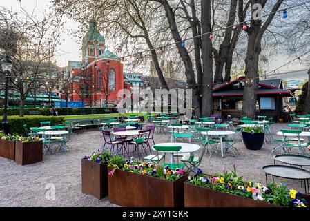 Stockholm, Schweden - 2. Mai 2024: Café im Kungsträdgården Park an einem sonnigen Frühlingstag. Stockfoto