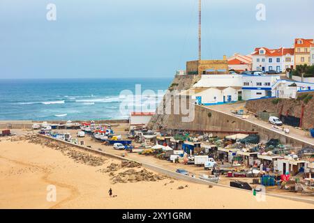 Fischerboote am Praia dos Pescadores (Fischerstrand) an der portugiesischen Atlantikküste Ericeira, Mafra, Portugal Stockfoto