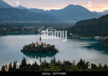 Sonnenaufgang über dem wunderschönen Berg Bleder See, Slowenien Stockfoto