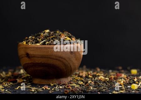 Grüner Blatttee gemischt mit Rose- und Jasminblüten, aromatisierter Tee mit natürlichen getrockneten Blüten Stockfoto