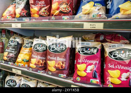 Cannes Frankreich, Le Suquet Altstadt, Rue Georges Clemenceau, Expressmarkt, Lebensmittelgeschäft, innen, Regale, Taschen Kartoffelchips Brets, verschiedene Stockfoto