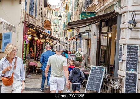 Cannes Frankreich, Altstadt von Le Suquet, Center Centre Croisette, Rue Meynadier, Restaurant La Farigoule, enge Fußgängerzone, Tafel-Menü, Frau Mann f Stockfoto