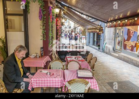 Cannes Frankreich, Altstadt von Le Suquet, Center Centre Croisette, Rue Meynadier, Restaurant La Farigoule, enge Fußgängerzone, Geschäftsviertel, man res Stockfoto