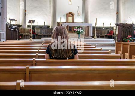 Cannes Frankreich, Centre Croisette, Kirche unserer Lieben Frau von der Good Voyage, Eglise Notre Dame de Bon Voyage, innen, allein in der Bank sitzen, junge Frau Stockfoto