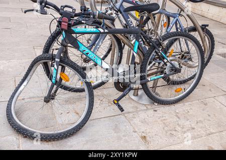 Cannes Frankreich, Center Centre Croisette, Geschäftsviertel, Rue des Serbes, verriegeltes Fahrrad verbogener Reifen beschädigt, Französisch Europa Europa Europa Europa, Besucher reisen tr Stockfoto