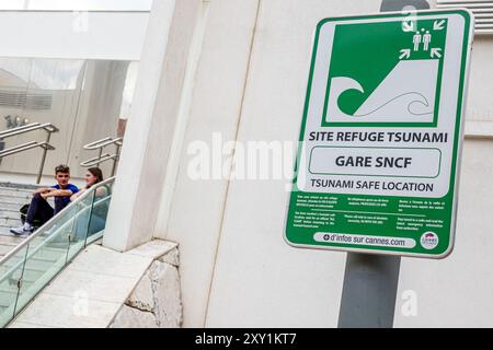 Cannes Frankreich, Center Centre Croisette, Geschäftsviertel, Rue Jean Jaures, Tsunami Zuflucht sichere Lage, Schild Warnung, SNCF Bus Bahnhof Stockfoto