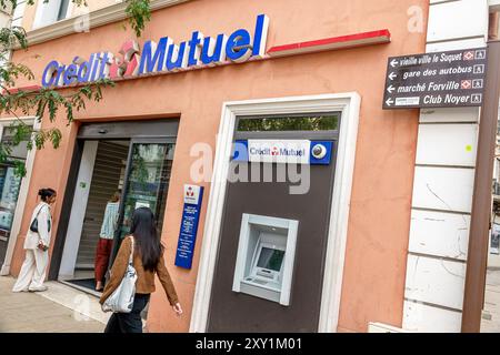 Cannes Frankreich, Le Suquet Altstadt, Rue Felix Faure, Credit Mutuel Banking Money, Außeneingang, Frau, die hereinkommt, Geldautomat, französisches Europa, Europäische EU Stockfoto