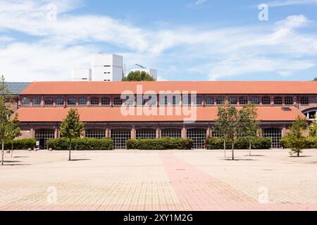 Mailand, Italien - 22. Juni 2024: Innenhof mit den wunderschön restaurierten roten Backsteinen aus dem späten 19. Jahrhundert, ehemaligen Industriebauten der Fabbrica del Vapor Stockfoto