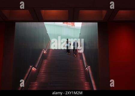 Ein Paar steigt die Treppe am Eingang des Mudec Museums der Kulturen in der alten Gegend von Ansaldo hinauf Stockfoto