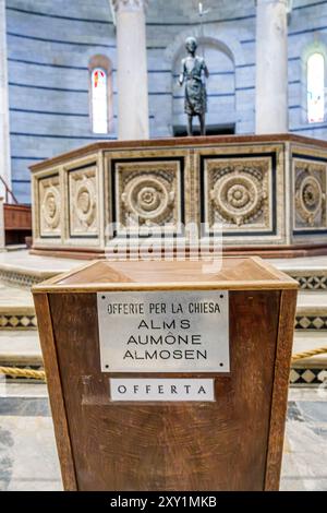 Pisa Italien, Piazza dei Miracoli, Platz der Wunder, ehemals Piazza del Duomo, Domplatz, katholischer Marmor gotisch romanisch Pisa Taufkirche St. Stockfoto