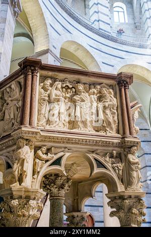 Pisa Italien, Piazza dei Miracoli, Platz der Wunder, ehemals Piazza del Duomo, Domplatz, katholischer Marmor gotisch romanisch Pisa Taufkirche St. Stockfoto