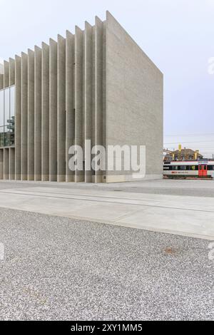 Bahnsteig 10 bringt Kunst, Fotografie und zeitgenössische Kunst auf einem Land zusammen, das zuvor als Eisenbahnreparaturschuppen neben dem Bahnhof Lausanne genutzt wurde. Stockfoto