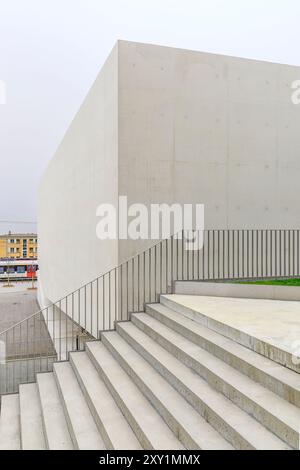 Bahnsteig 10 bringt Kunst, Fotografie und zeitgenössische Kunst auf einem Land zusammen, das zuvor als Eisenbahnreparaturschuppen neben dem Bahnhof Lausanne genutzt wurde. Stockfoto