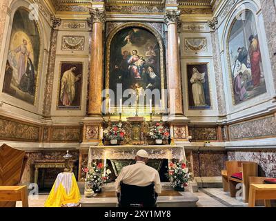 **NO LIBRI** Italien, Rom, 2024/8/27 . Papst Franziskus betet vor den Reliquien der Heiligen Monica in der Augustinerkirche in Rom Foto von VATIKANISCHEN MEDIEN / Katholisches Pressefoto Stockfoto