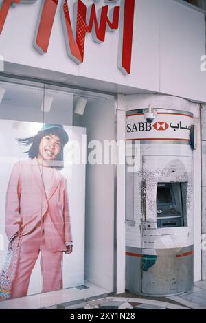 Saudi Arab British Bank SABB Saudi ATM Geldautomat direkt vor der Nabawi Moschee in Al Madinah, Königreich Saudi Arabien. Stockfoto