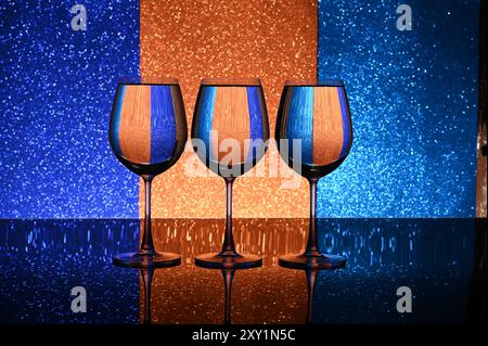 Ein flüssiges Prisma auf einer gestreiften Leinwand: Farben und Glas schaffen Harmonie. Stockfoto