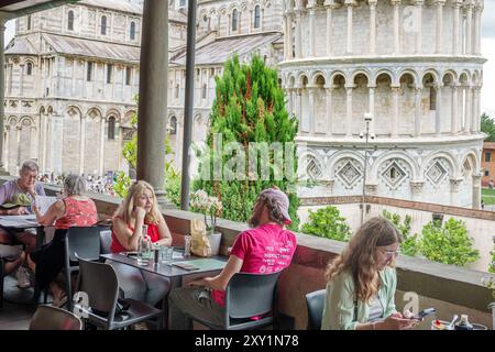 Pisa Italien, Museo dell'Opera del Duomo, Bistrot dell'Opera, Bistro-Restaurant, Abendessen im Freien, Männer Frauen Paare, Piazza dei Miracoli, Platz der Wunder, f Stockfoto