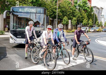 Pisa Italien, Piazza della Stazione, Pisa Hauptbahnhof, Männer Freunde, Fahrrad fahren, Schutzhelme tragen, Route 4 öffentliche Busse tr Stockfoto