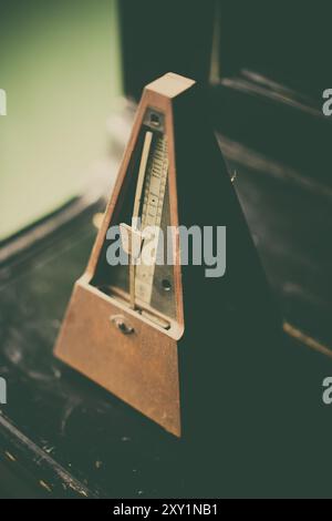 Farbbild eines hölzernen Vintage-Metronoms. Stockfoto