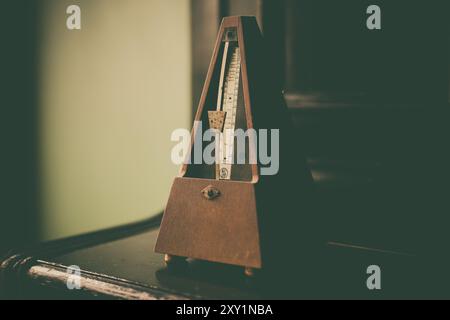 Farbbild eines hölzernen Vintage-Metronoms. Stockfoto