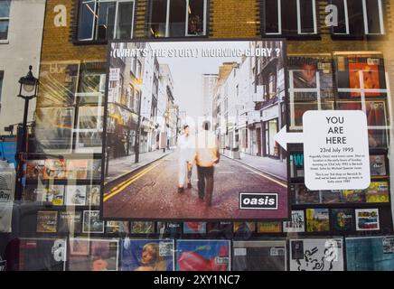 London, Großbritannien. August 2024. Das Fenster bei Sister Ray Records in Soho zeigt das Cover des Albums „What's the Story“ Morning Glory, das zweite Album von Oasis, als die Rockband aus Manchester nach 15 Jahren ein Wiedersehen ankündigt. Das Foto für das Album-Cover wurde in der Berwick Street aufgenommen, wo sich Schwester Ray befindet. Quelle: Vuk Valcic/Alamy Live News Stockfoto