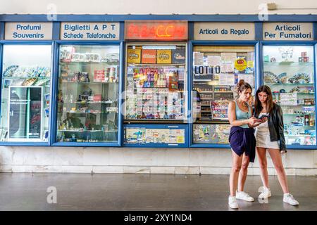 Pisa Italien, Piazza della Stazione, Hauptbahnhof Pisa, Inneneinrichtung, Mutter Teenager-Tochter, Überprüfung, mobiler ph-wert Stockfoto