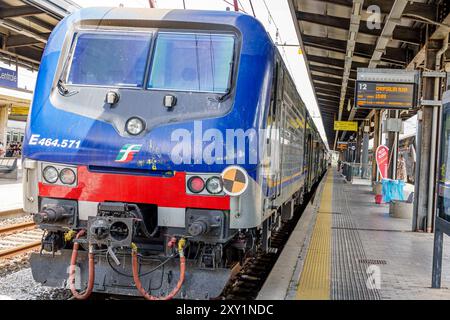 Pisa Italien, Piazza della Stazione, Hauptbahnhof Pisa, Innenraum, Trenitalia von Campiglia Marittima, Bahnsteigschild schedul Stockfoto