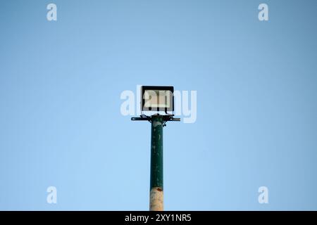 LED-Straßenlampe auf blauem Himmel Hintergrund Stockfoto