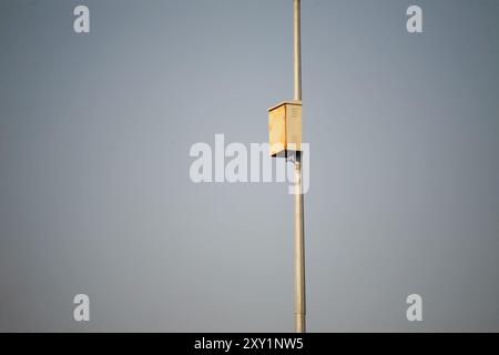 Leistungsschaltertafeln (Leistungsschalter oder Verteilerkästen) an den Strommasten der Straßenbeleuchtung Stockfoto