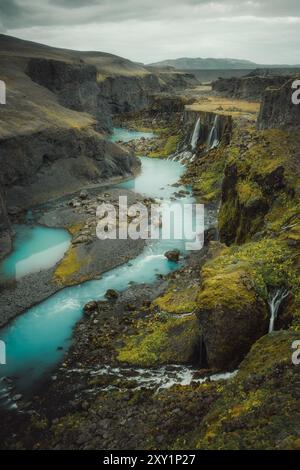 Sigoldugljufur Canyon mit Wasserfällen im isländischen Hochland, in der Nähe von Landmannalaugar, abgelegen, einsam, schwer zu erreichen. Wildnis in Island Stockfoto