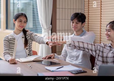 Verschiedene Schüler arbeiten zusammen und bejubeln den Erfolg des Teams Stockfoto