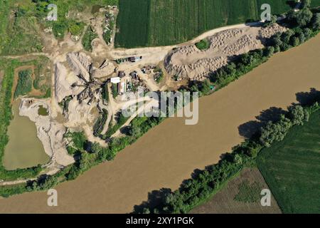 Aus der Vogelperspektive auf Flusssand und Kies, Grube, Steinbruch, Schotter, ökologische Auswirkungen auf die Umwelt Stockfoto