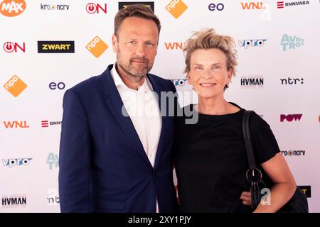 HILVERSUM: Anita Witzier und ihr Partner Michel Nillesen während der Saisoneröffnung des öffentlich-rechtlichen Rundfunks. Während der Veranstaltung schauten sie auf die Videoprogrammierung für die kommende Saison vor. ANP JEROEN JUMELET niederlande Out - belgien Out Stockfoto
