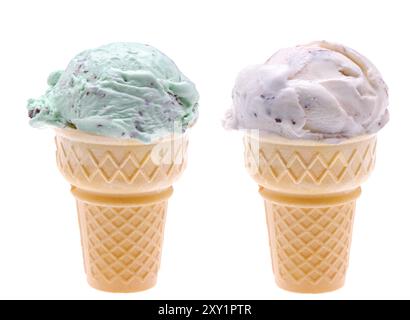 Ein Schokoladen-Chip-Eiskegel und ein Minz-Chip-Kegel isoliert über weiß. Ein einzelner Messlöffel jedes Geschmacks in einem Waffelkegel. Stockfoto